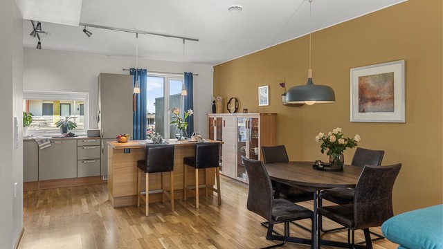 Delikat kjøkken med innredning fra HTH. Kjøkkenet har gode arbeidsflater og praktiske løsninger.