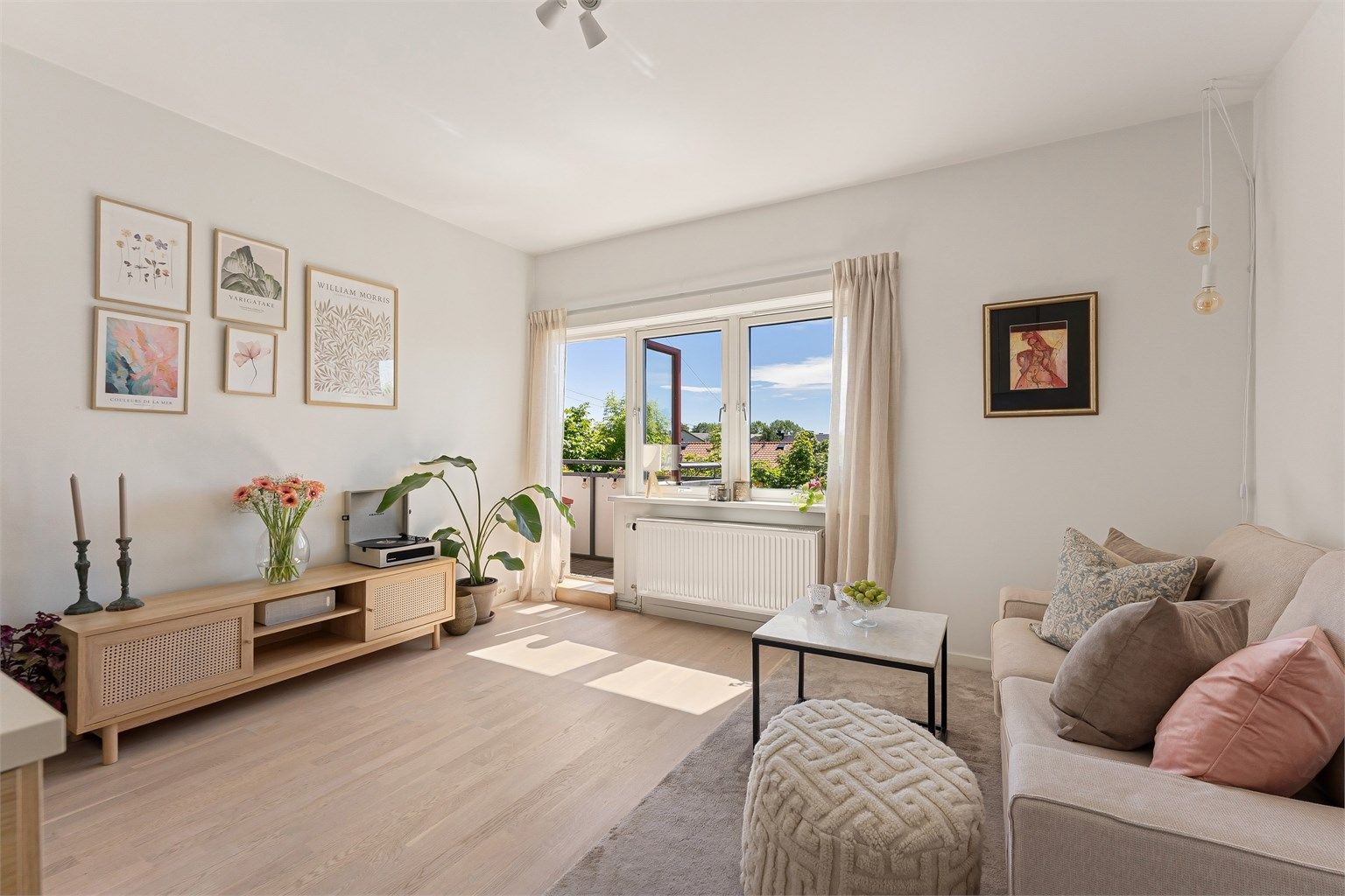 Stuen har god plass til både sofagruppe og medieoppsett, med en takhøyde på ca. 2,63 meter.