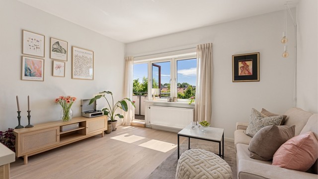 Stuen har god plass til både sofagruppe og medieoppsett, med en takhøyde på ca. 2,63 meter.