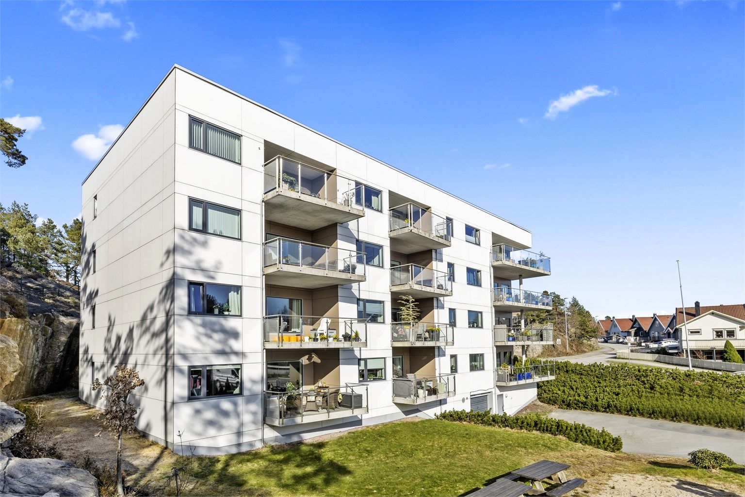 Fasade, Velkommen til en romslig 3 roms leilighet med parkering, heis, 2 bad og mulighet til 3 soverom.