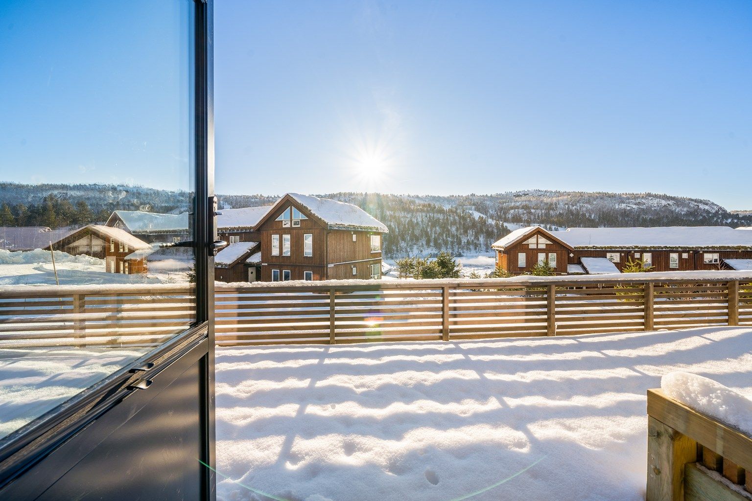 Solrik terrasse med utsikten mot skisenteret.