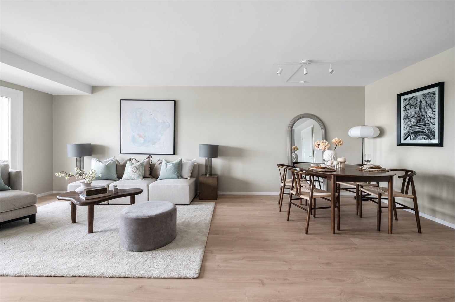 Rommet har en takhøyde på 2,40 meter og varmes opp med elektrisk oppvarming. 