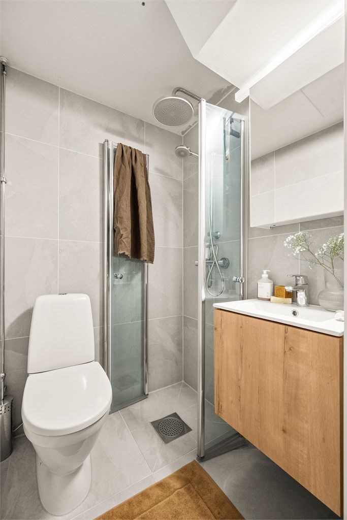 Lekkert flislagt bad fra 2025 med gulvvarme.