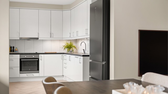 Eget kjøkken med delvis åpen løsning mot spisestuen