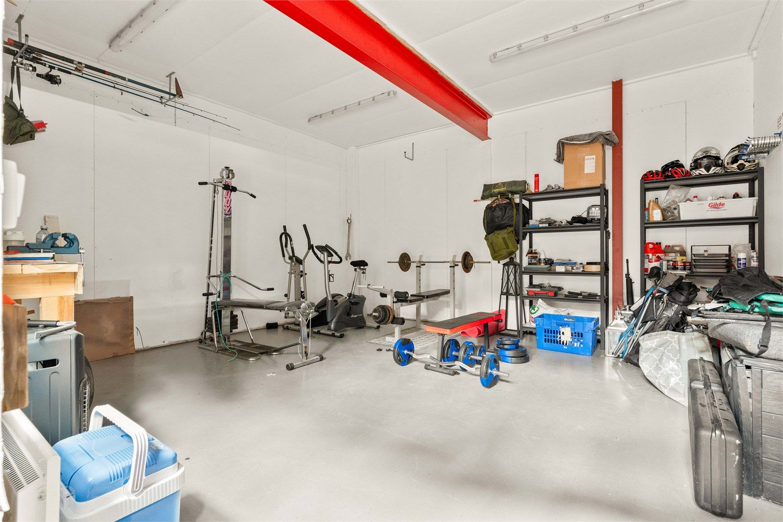 Inne i redskapskjulet er det et isolert rom på 28 m², perfekt for verksted eller hobbyrom.