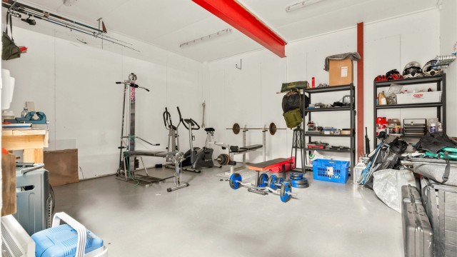 Inne i redskapskjulet er det et isolert rom på 28 m², perfekt for verksted eller hobbyrom.