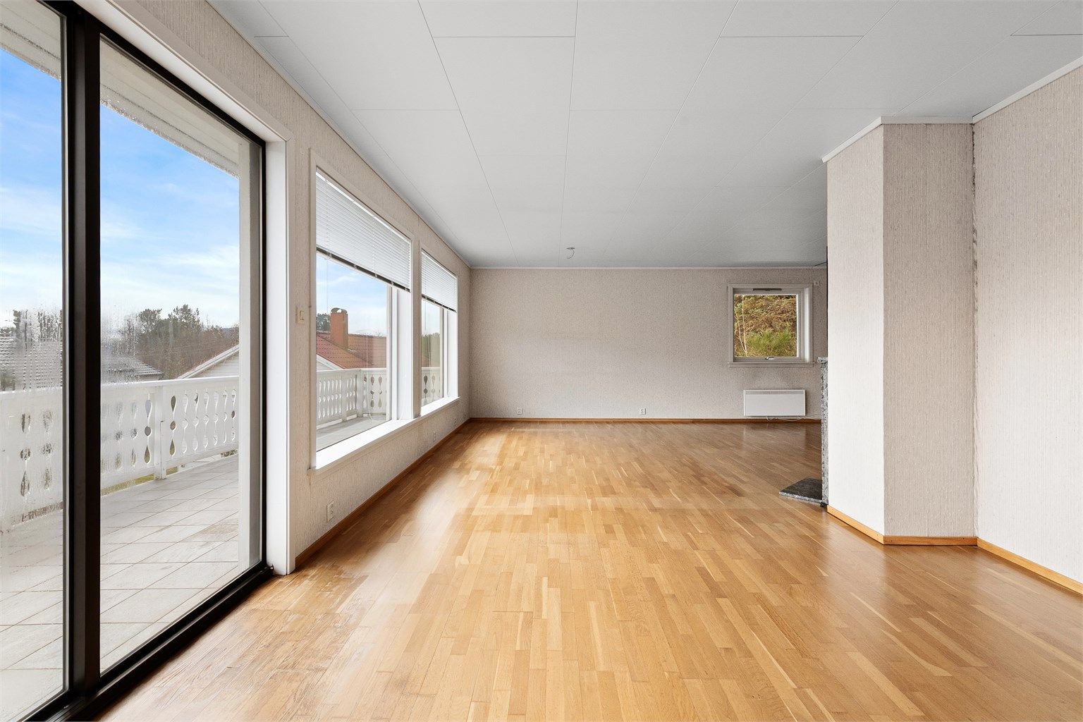 Skyvedøren i aluminium binder stuen sammen med uteplassen