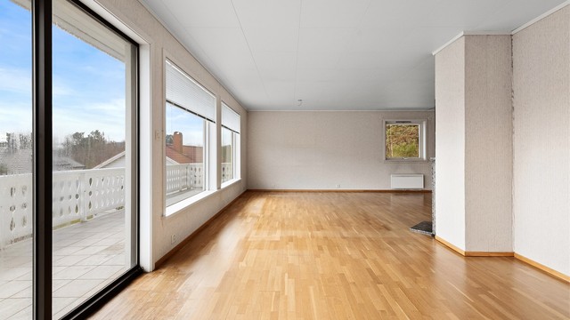 Skyvedøren i aluminium binder stuen sammen med uteplassen