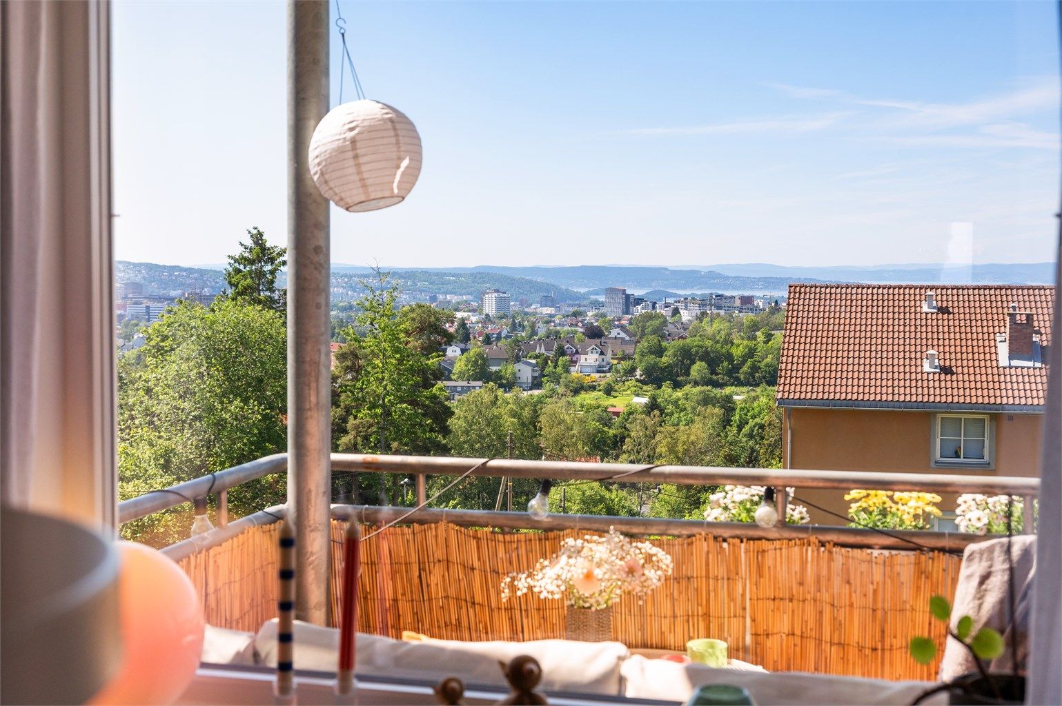 Både stuen, balkongen og kjøkkenet har en flott utsikt som man ikke blir lei av med det første!