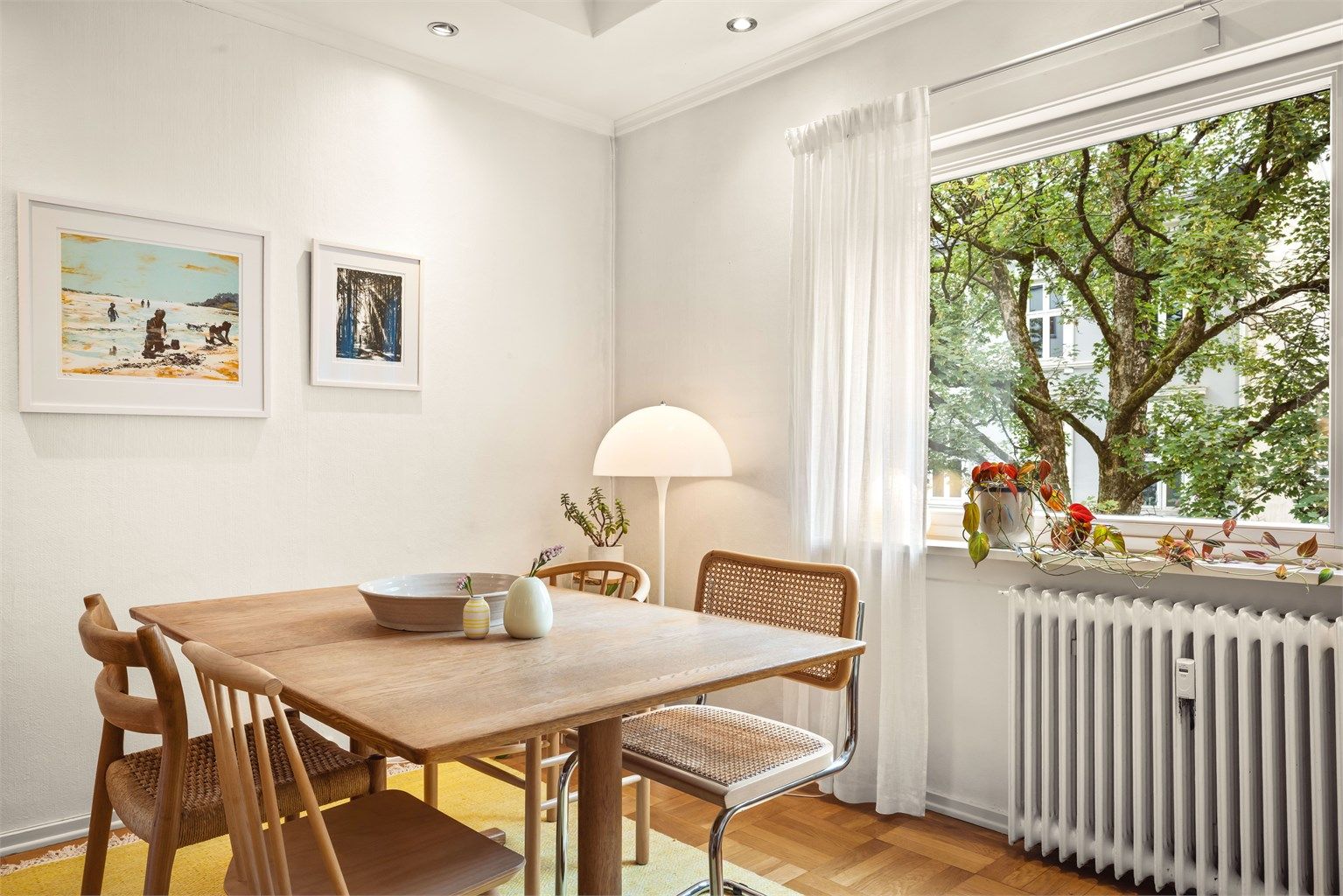 Her er det god plass til en romslig spisegruppe, perfekt for hyggelige middager med familie og venner.