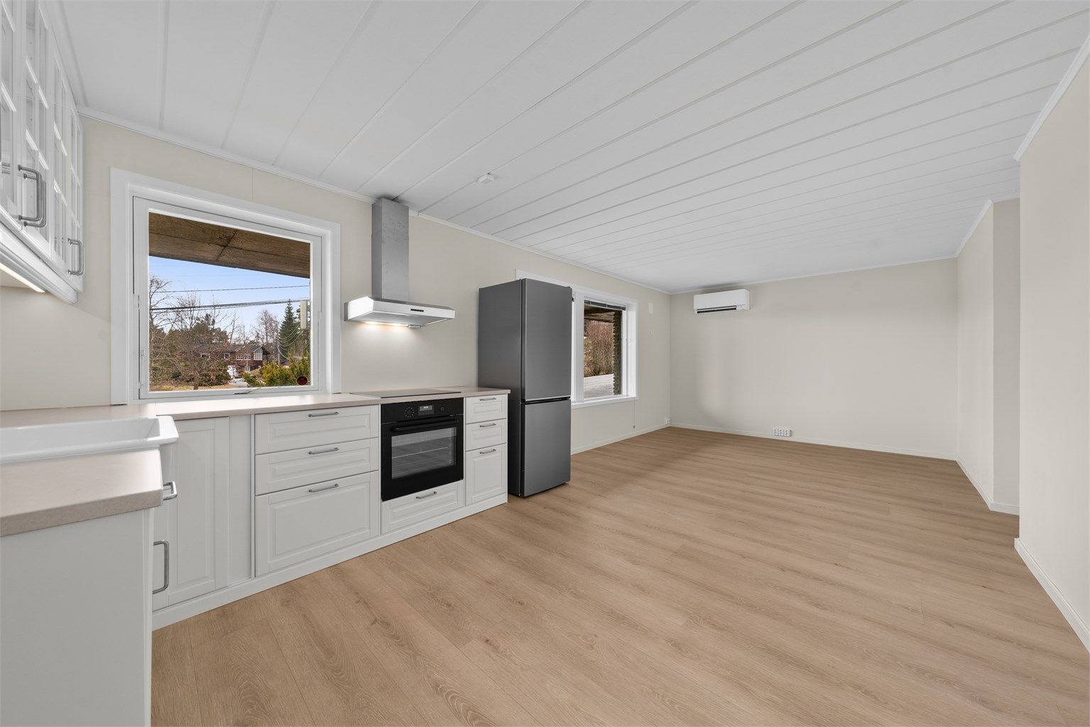 Kjøkkenet i underetasjen er nytt fra 2024 og har en stilren innredning med profilerte fronter.