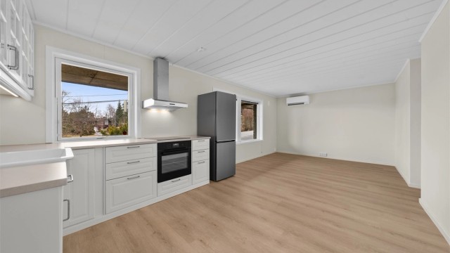 Kjøkkenet i underetasjen er nytt fra 2024 og har en stilren innredning med profilerte fronter.