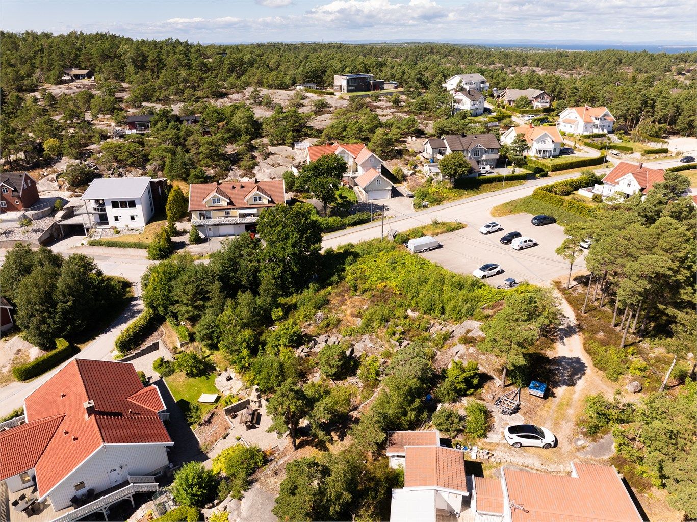 Tomten har en attraktiv hjørne-plassering, med tilstøtende boligeiendommer på kun to sider. 