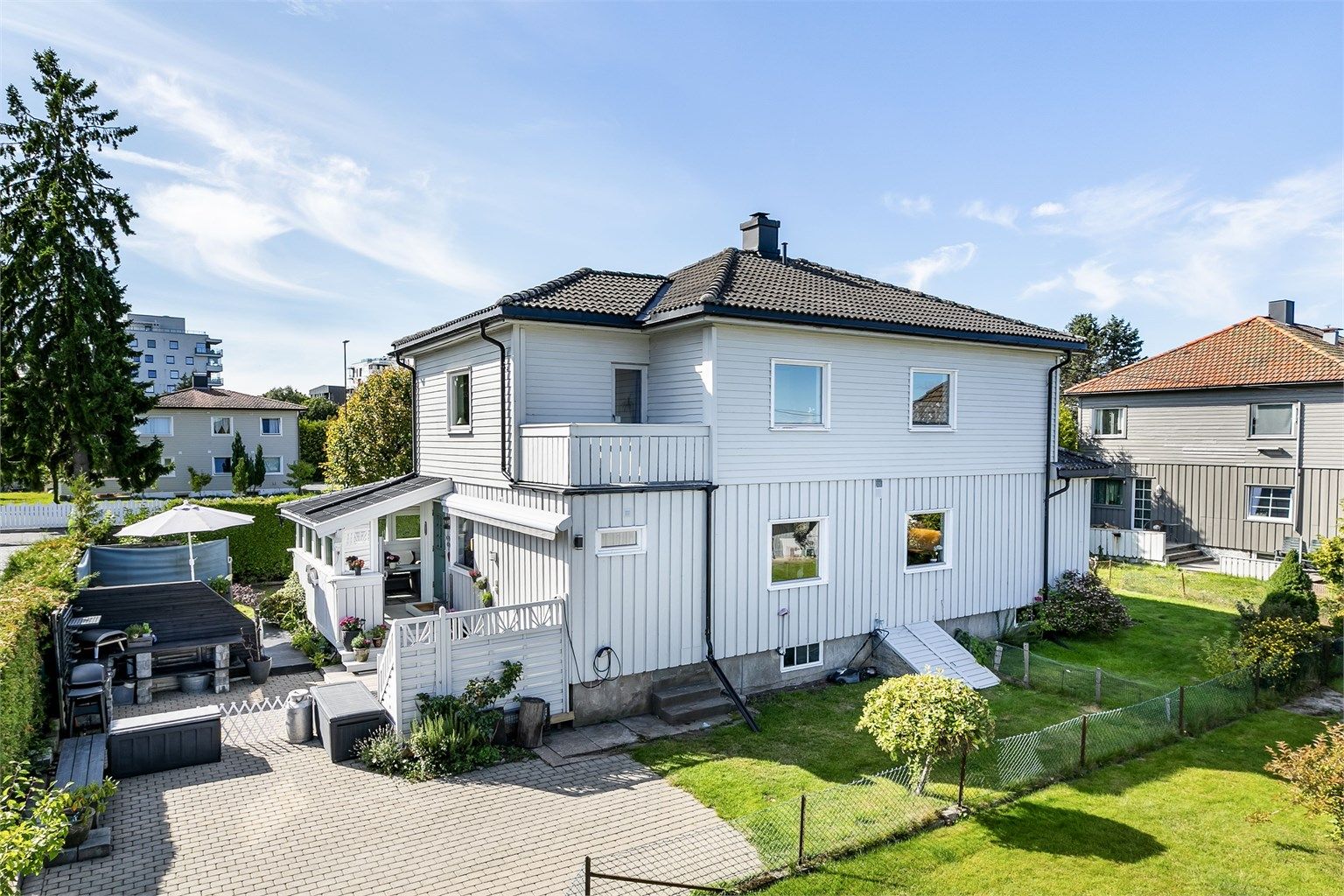 Ryggeveien 70 presenteres av Krogsveen. Takstein og pipehatt ble skiftet ut rundt 2000. Fotograf; Børge Oppegård.