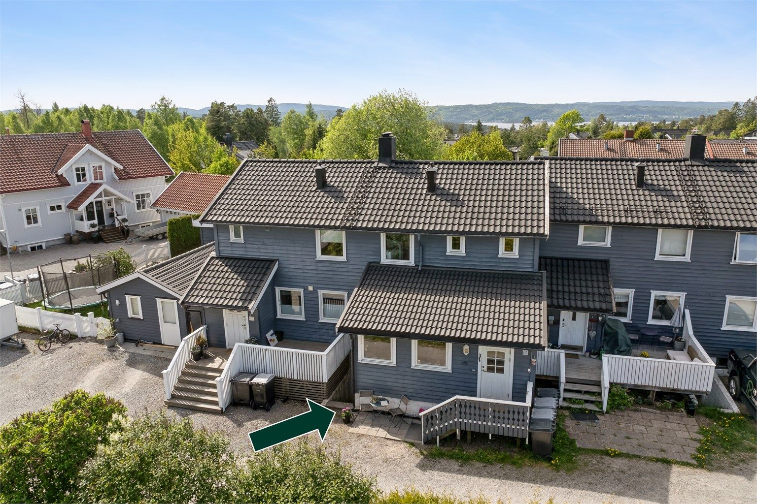 Rekkehuset er beliggende i et sentralt, populært og barnevennlig boområde nær skoler, barnehager og offentlig kommunikasjon