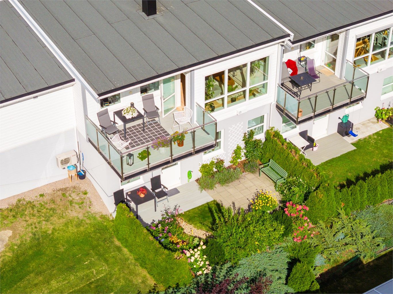 Boligen ble oppført i 2015 med en familievennlig to-etasjers romløsning og har i tillegg fine utearealer på begge sider.