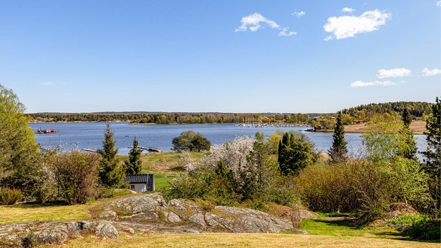 Tomten skråner slakt ned mot sjøen, noe som sikrer en åpen og fri utsikt.