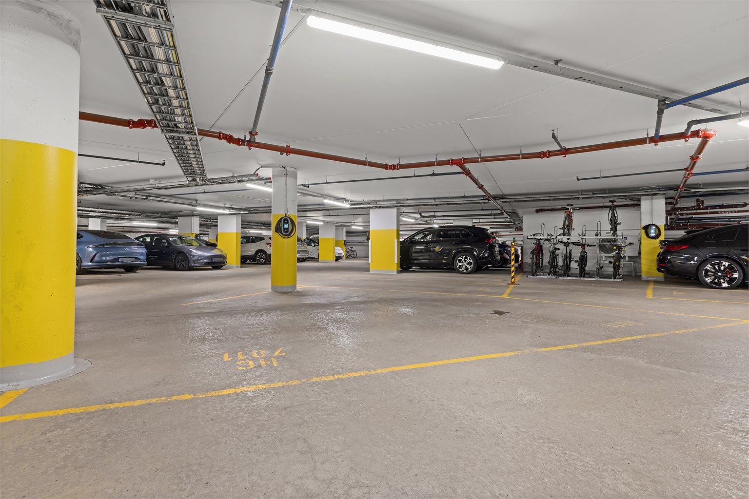 Det medfølger to p-plasser i garasjeanlegg, samt en ekstern bod på 6 m².
