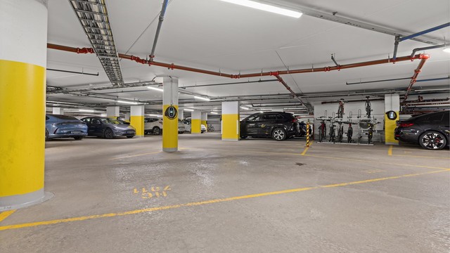 Det medfølger to p-plasser i garasjeanlegg, samt en ekstern bod på 6 m².