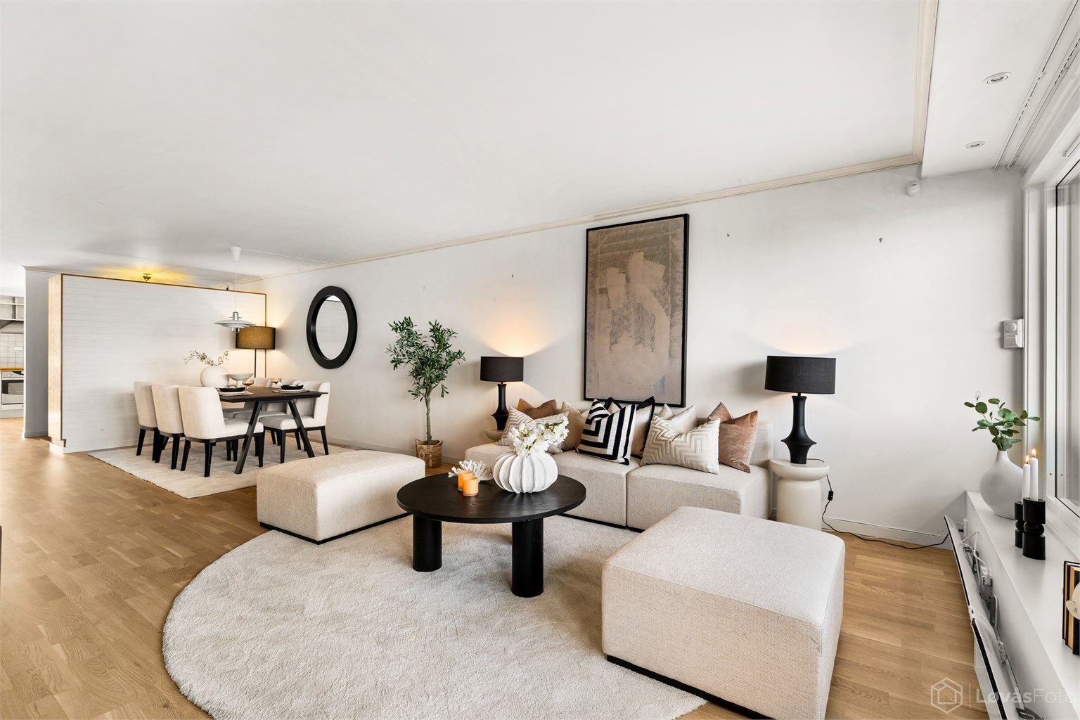 Stuen har god plass til både sofagruppe og spisebord.