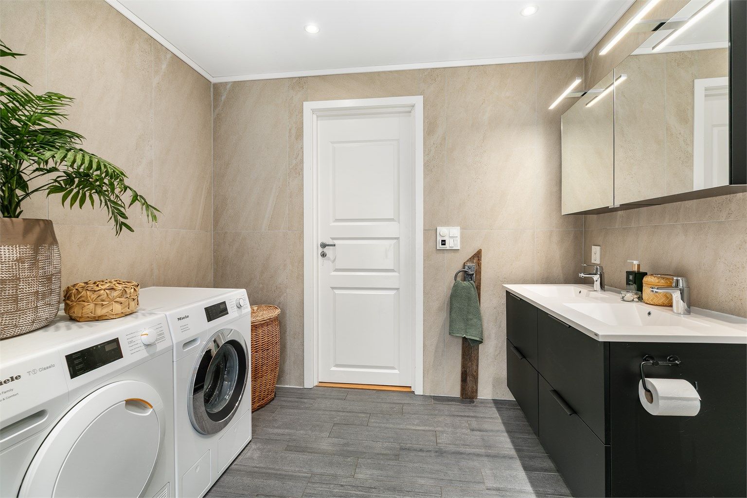 Badets over 9 kvm. er meget praktisk til det kombinerte formålet som vaskerom.