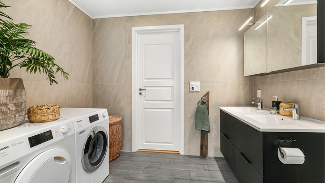 Badets over 9 kvm. er meget praktisk til det kombinerte formålet som vaskerom.