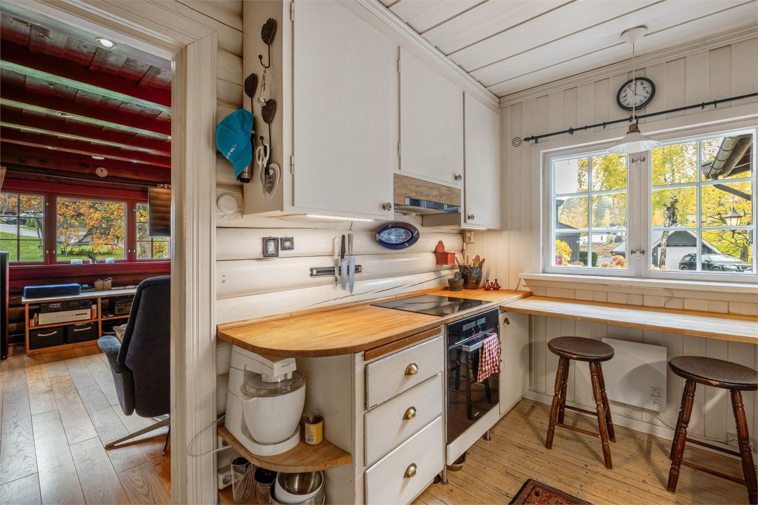 Kjøkkenet har original innredning fra byggeår med glatte fronter, benkeplate i heltre samt benkeplate i rustfritt stål med nedfelt oppvaskkum