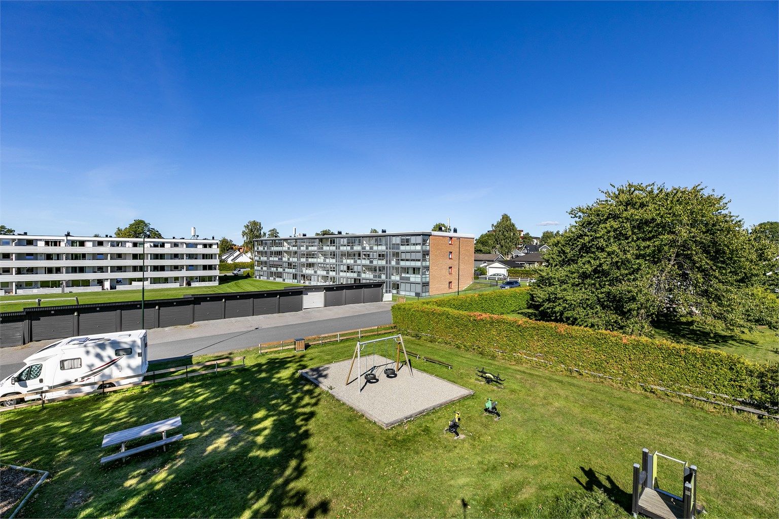 Borettslaget har garasjer som leies ut etter venteliste. Andelseier blir satt på venteliste ved overtagelse av leilighet. Betingelser gjelder.
