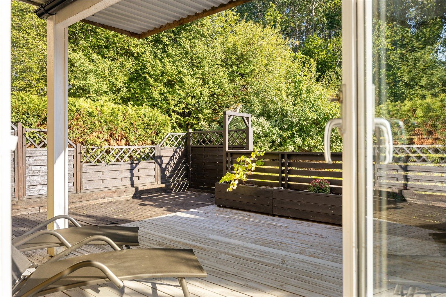 Fra stuen er det direkte adkomst ut til terrassen med gode solforhold.