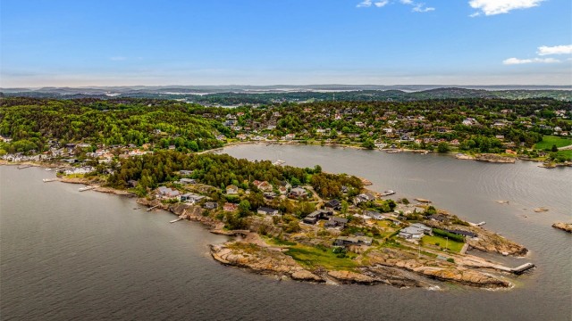 I nærområdet ligger også MIX storkiosk med lange åpningstider og søndagsåpent. Videre er det ikke lange veien til flere matbutikker. Sandefjord sentrum ligger kun 12 minutter unna med bil.
