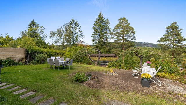 Grønn og beplantet tomt som er pent vedlikeholdt