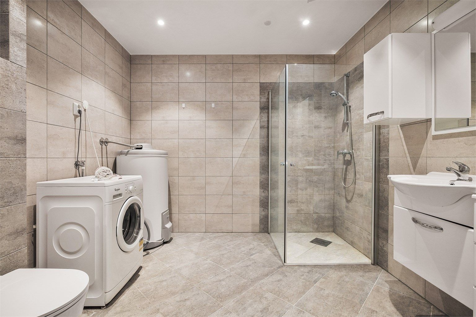 Stort helfliset bad med varme i gulv 