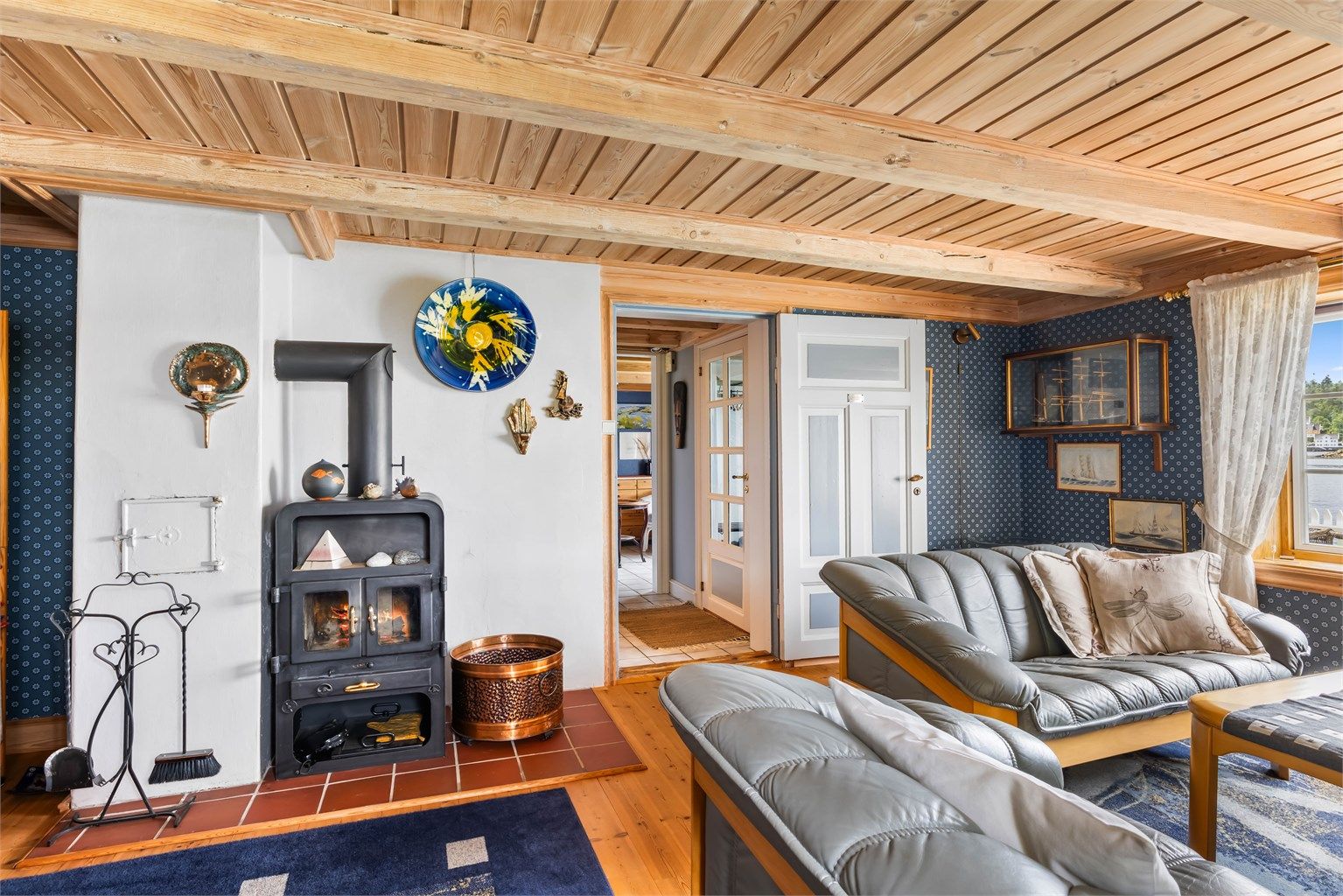 Den andre stuen, i 'Annekset', har også peisovn og en lun atmosfære med tapetserte vegger og synlige takbjelker.