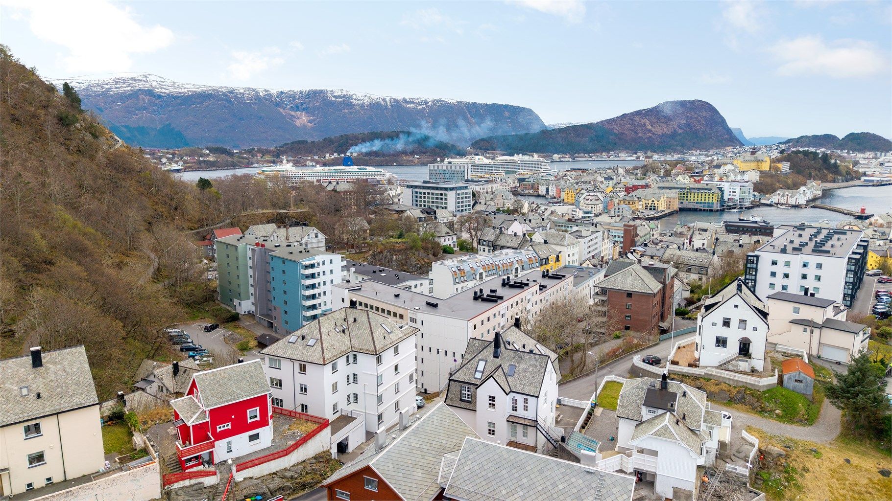 Dronefoto av nærområdet i Skaret med kort vei til flott turterreng på byfjellet Aksla 