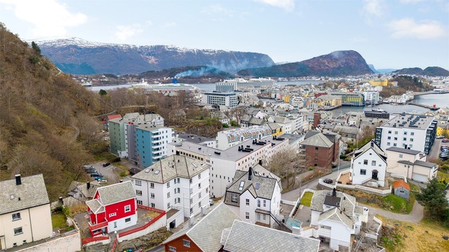 Dronefoto av nærområdet i Skaret med kort vei til flott turterreng på byfjellet Aksla