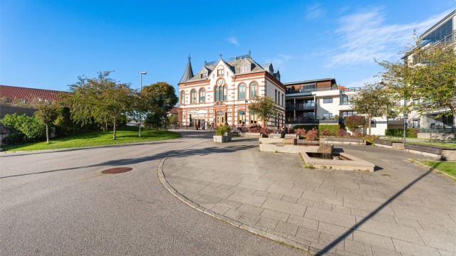 Nydelige næromgivelser, med blant annet Rådhuskaféen som byr på kafémat og pizza på kveldstid.