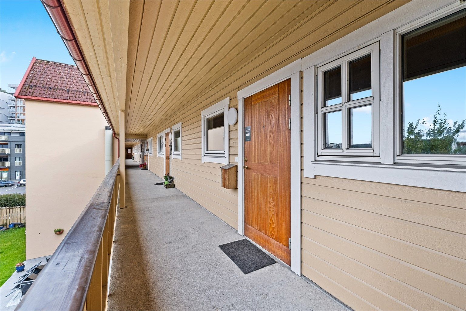 Det er heisadkomst og svalgang til leiligheten