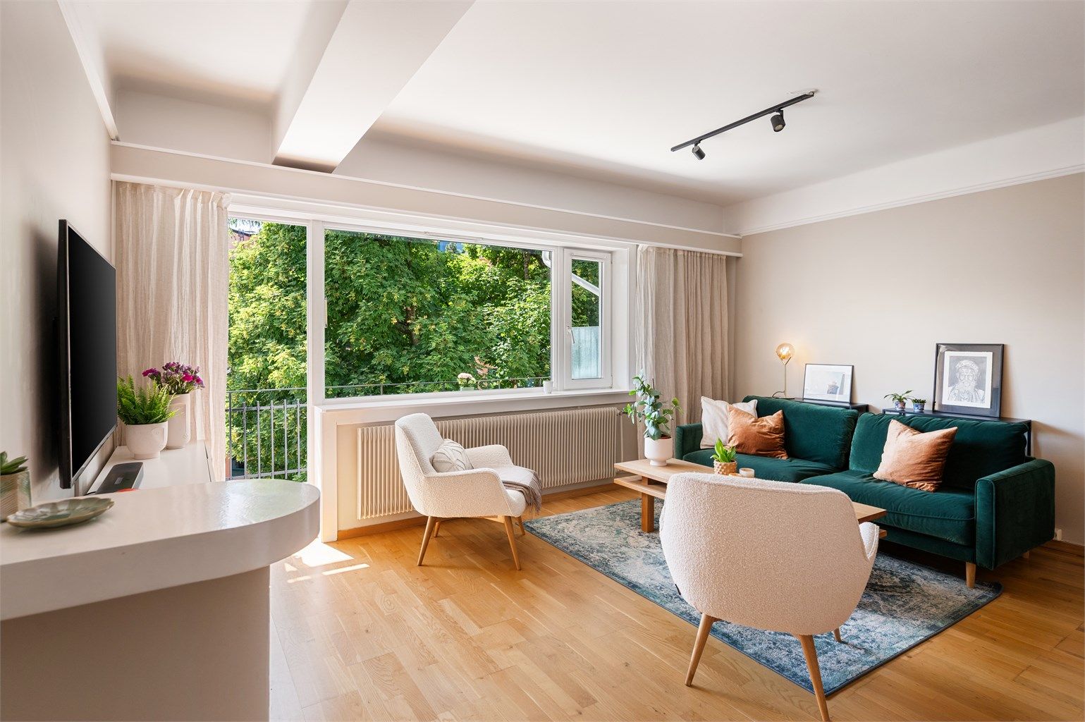 Store vindusflater slipper inn rikelig med naturlig lys 