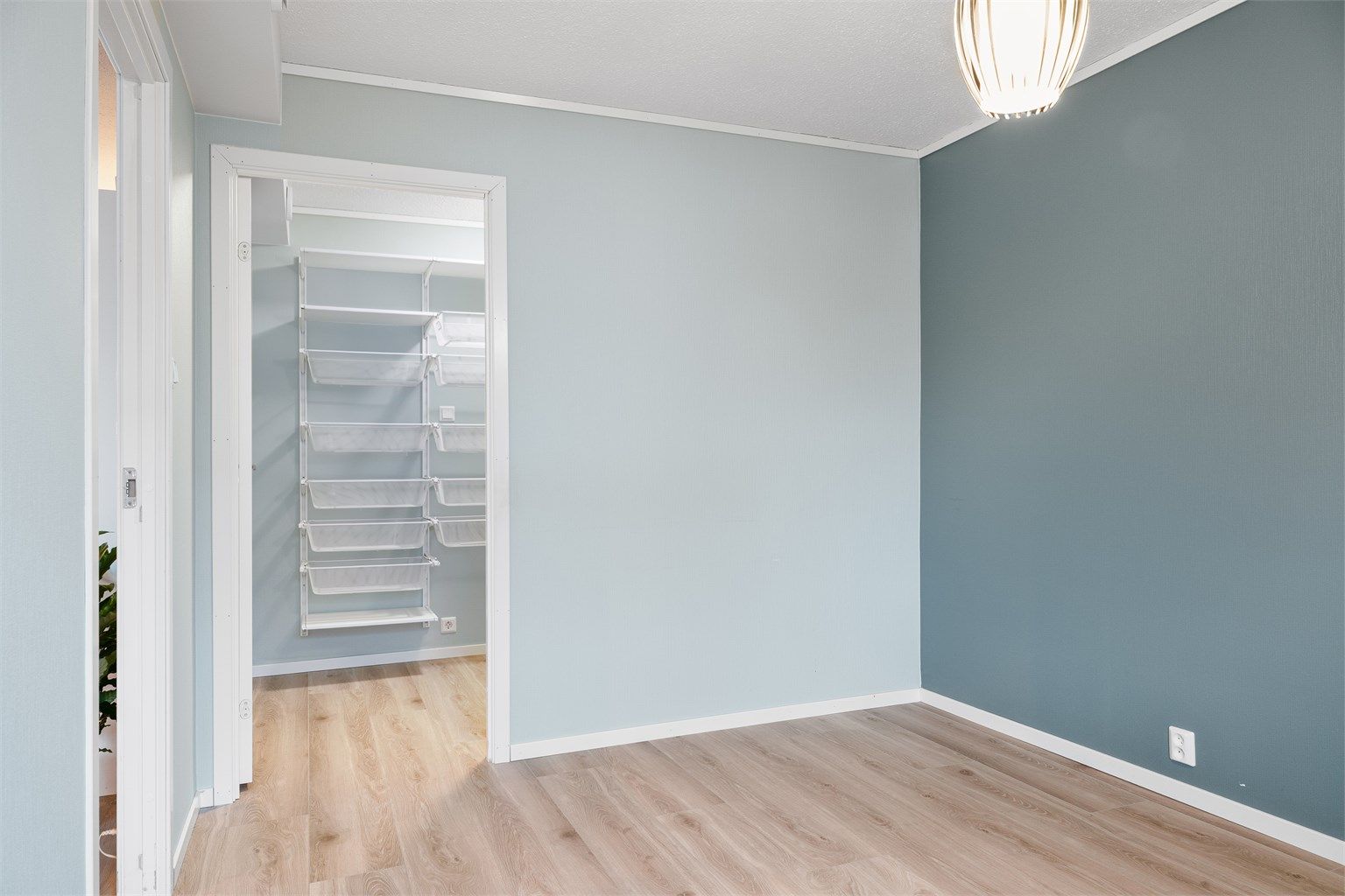 Hovedsoverommet har et tilhørende garderobe/walk-in closet