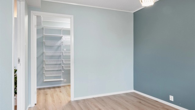 Hovedsoverommet har et tilhørende garderobe/walk-in closet