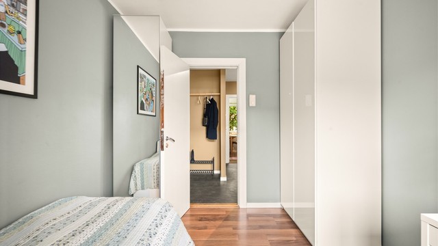 Rommet har plass til både seng og garderobeskap.