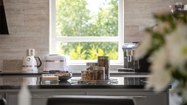Kjøkkenet har benkeplate med laminert overflate og god arbeidsplass.