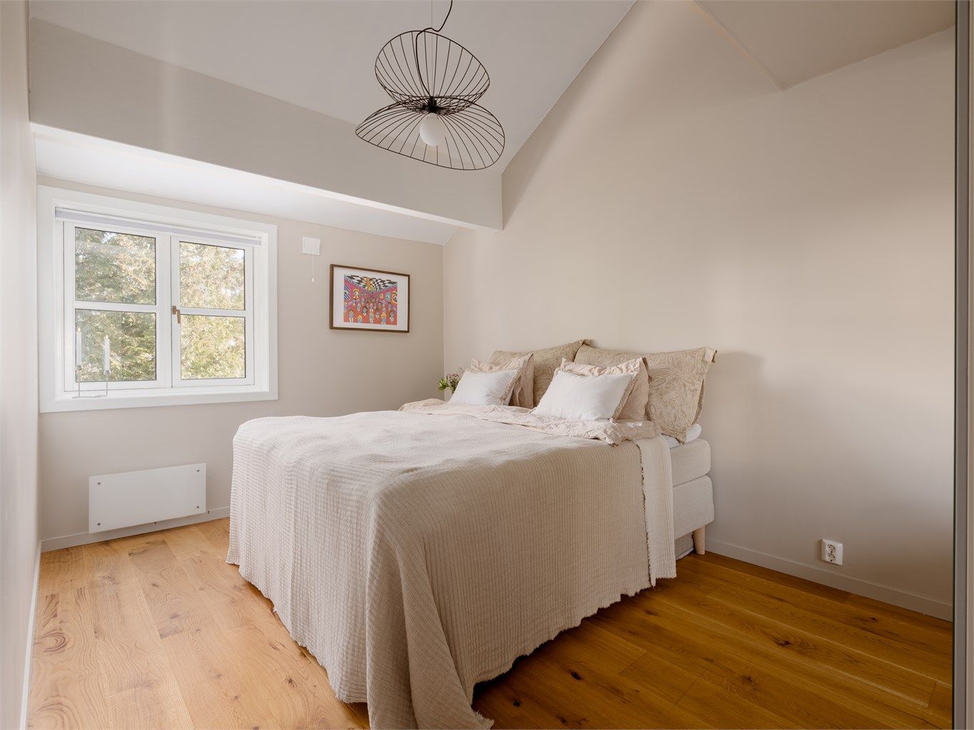 Leiligheten har to soverom av god størrelse. Hovedsoverommet har god plass til både dobbeltseng og tilhørende nattbord. 