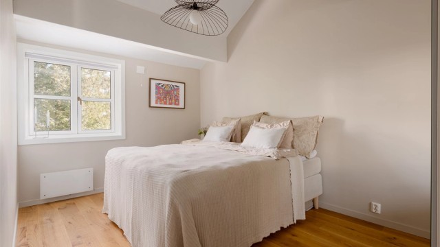 Leiligheten har to soverom av god størrelse. Hovedsoverommet har god plass til både dobbeltseng og tilhørende nattbord.