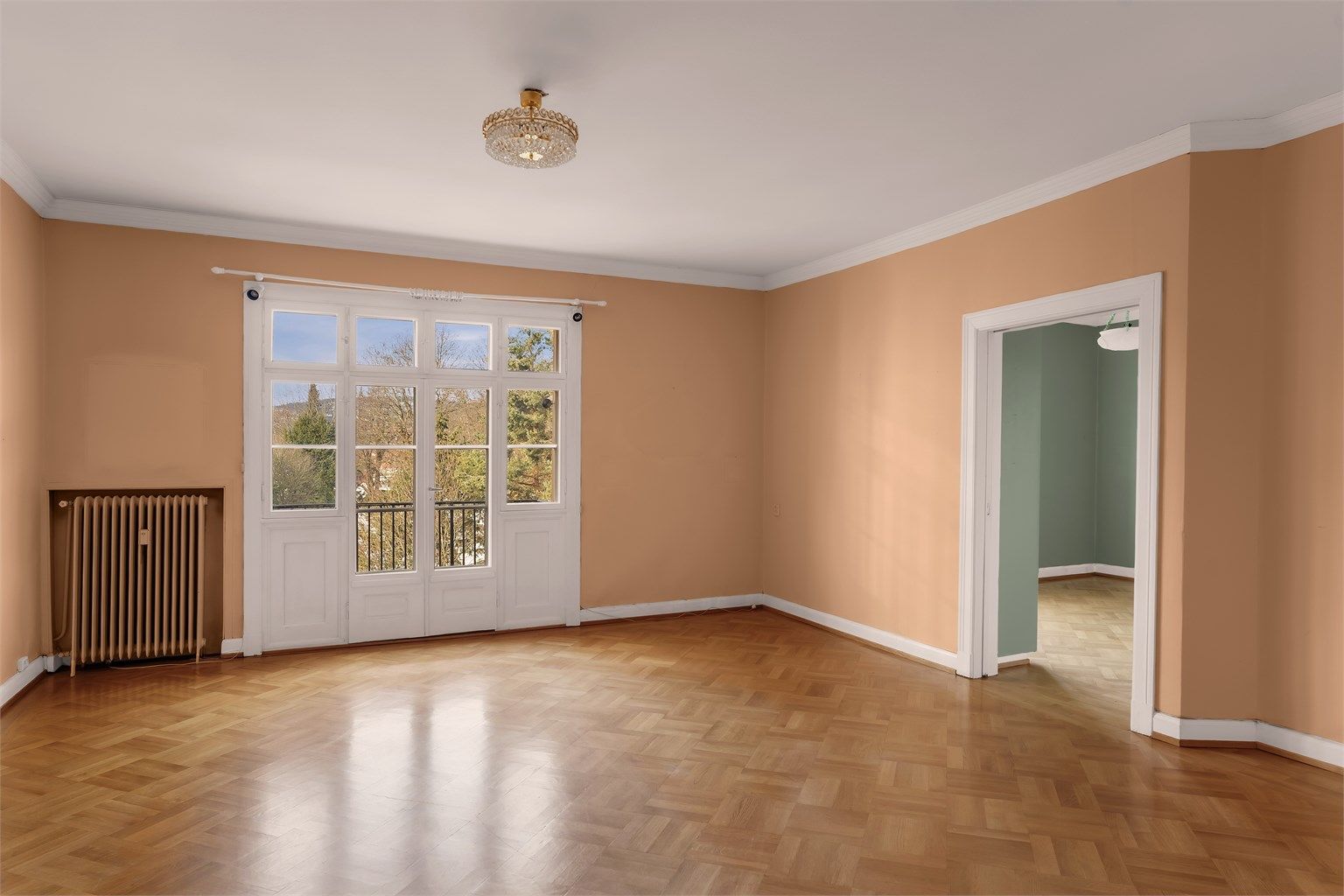 Elegant stue med generøs takhøyde og rikelig med dagslys. Flott original parkett på gulvet. 