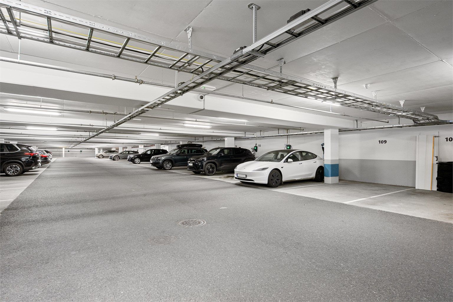 Fast parkeringsplass i lukket garasjeanlegg, med mulighet for el-bil lader .