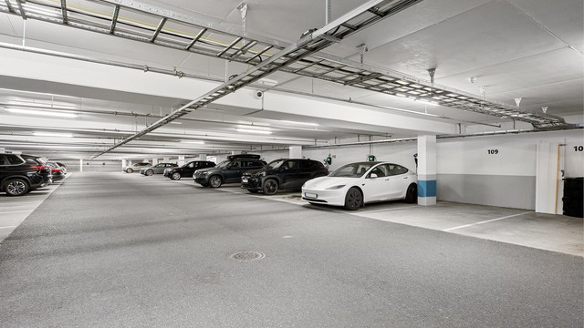 Fast parkeringsplass i lukket garasjeanlegg, med mulighet for el-bil lader .