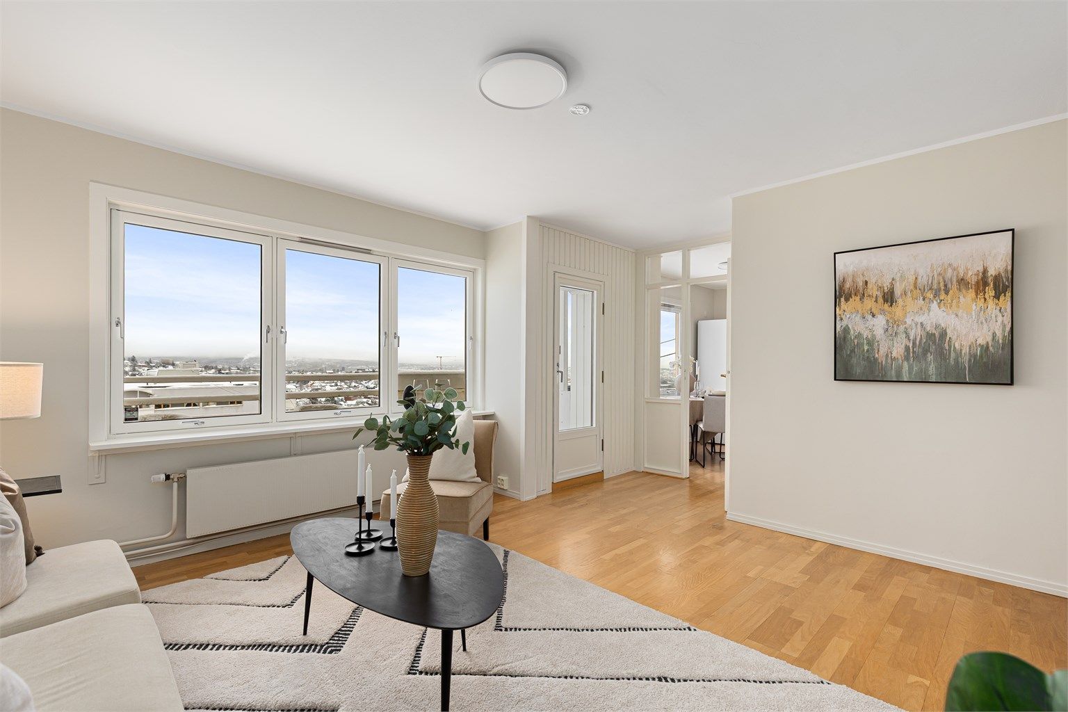 Fra stuen er det utgang til balkong med flott utsikt