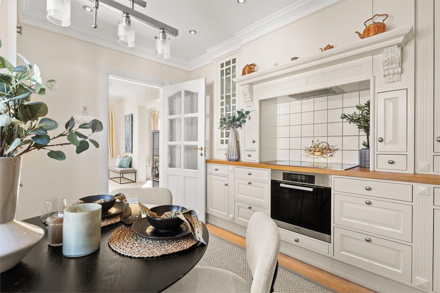 Integrert induksjonstopp, stekeovn, oppvaskmaskin og kjøleskap med fryser