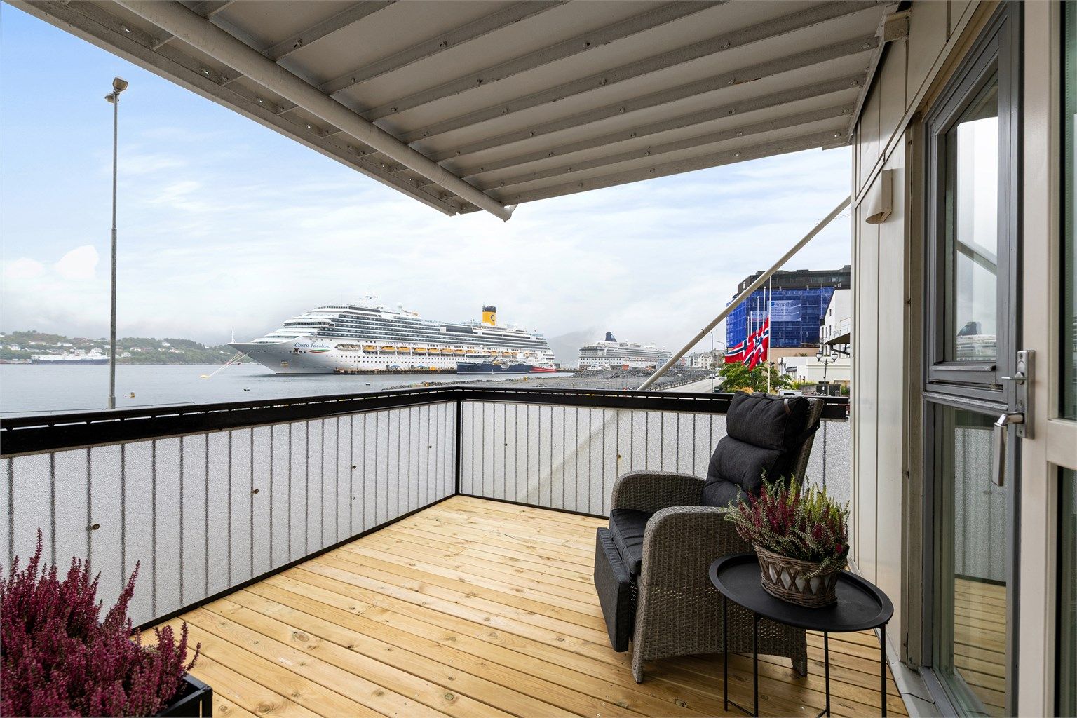 Koselig terrasse med flott utsikt. Her kan man følge med innseilingen til Cruisebåtene. 
